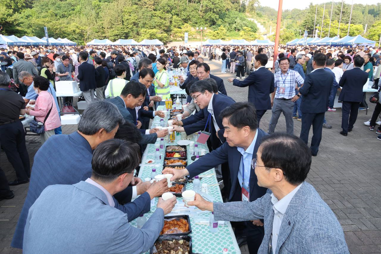 ▲ 포항제철소 퇴직 직원들과 후배 직원들이 맛있는 음식을 나누며 소통의 시간을 보내고 있다.