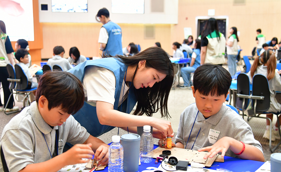 ▲포스코퓨처엠은 에너지와 환경보호의 중요성을 알리기 위해 어린이들을 대상으로 지난 2013년부터 ‘푸른꿈 환경학교’를 진행하고 있다.