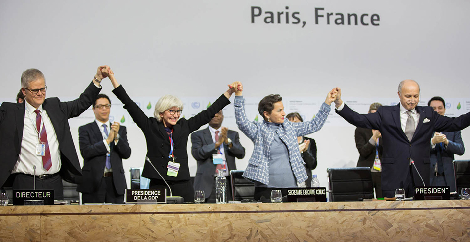 파리 협정을 체결했던 2015년 COP21 에서 참여국가 대표들이 손을 맞잡은 사진.