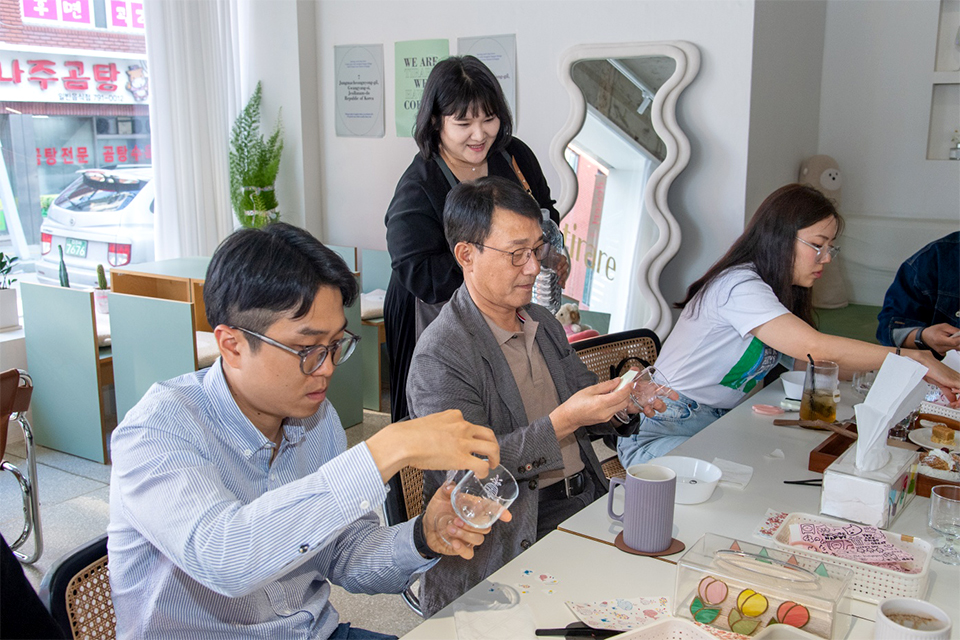 이동렬 광양제철소장(왼쪽 두번째)이 젊은 직원들과 함께 '나만의 유리컵 만들기' 액티비티를 진행하고 있다.