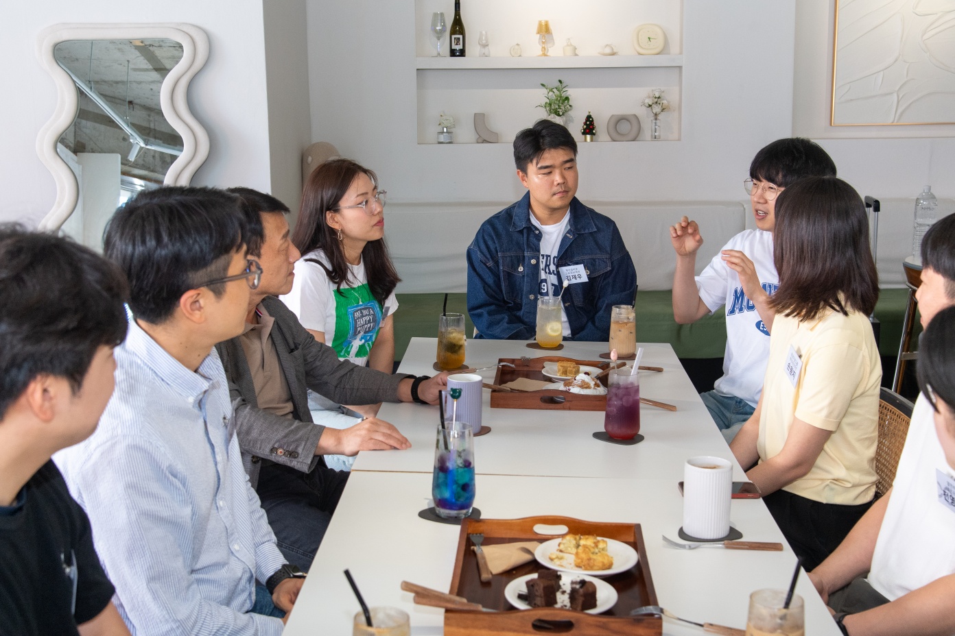 한 남자 직원이 이동렬 제철소장에게 설명을 하는 모습이고 모든 참석자들이 직원의 말을 경청하고 있다. 