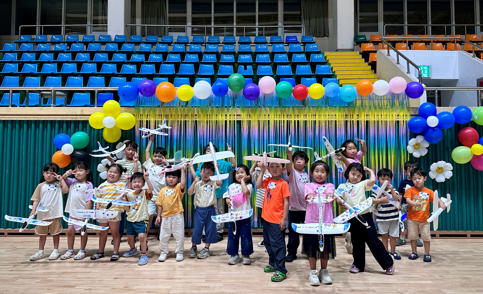 ▲6월 9일 광양지역에서 개최된 2024 포스코 콘서트 자녀 돌봄교실이다. 아이들이 비행기 모형을 들고 웃고 있다. 