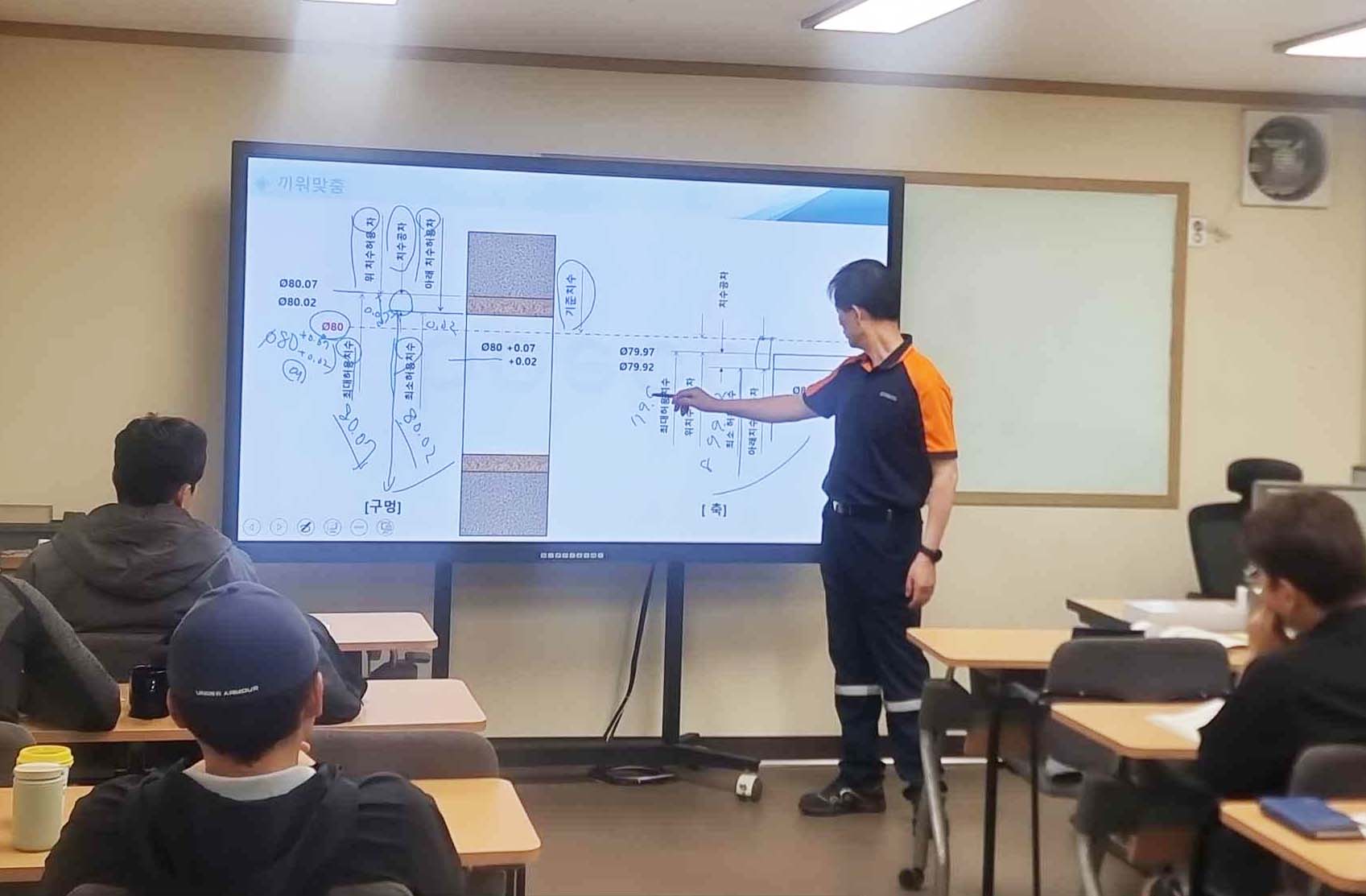 ▲협력사 대상 기계조립 이론 강의를 하고 있는 직원들