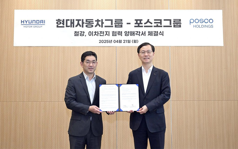 ▲포스코그룹과 현대자동차그룹이 지난 4월 현대차 강남대로 사옥에서 ‘철강 및 이차전지 분야의 상호 협력을 위한 업무협약서’를 체결했다. 참석자는 왼쪽부터 현대차그룹 기획조정본부장 한석원 부사장과 포스코홀딩스 미래전략본부장 이주태 사장.