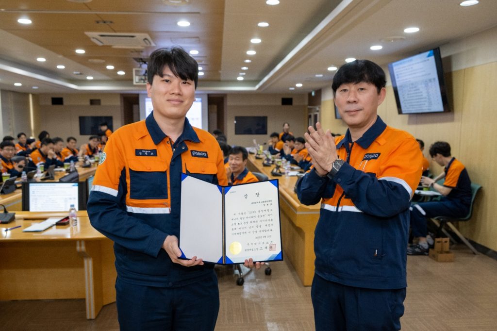 광양제철소가 2025 에너지절감 아이디어 공모전을 성황리에 마쳤다. 최우수상을 수상한 정현교 광양제철소 제선부 대리(좌), 고재윤 광양제철소장(우).