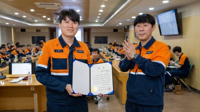 광양제철소가 2025 에너지절감 아이디어 공모전을 성황리에 마쳤다. 최우수상을 수상한 정현교 광양제철소 제선부 대리(좌), 고재윤 광양제철소장(우).