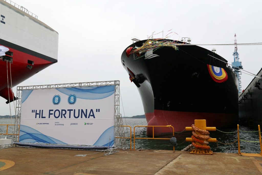 ▲포스코그룹 첫 LNG 전용선 'HL FORTUNA'가 정박되어 있는 모습이다. 배 앞에 현수막에는 경축 "HL FORTUNA"라고 크게 적혀있다. 