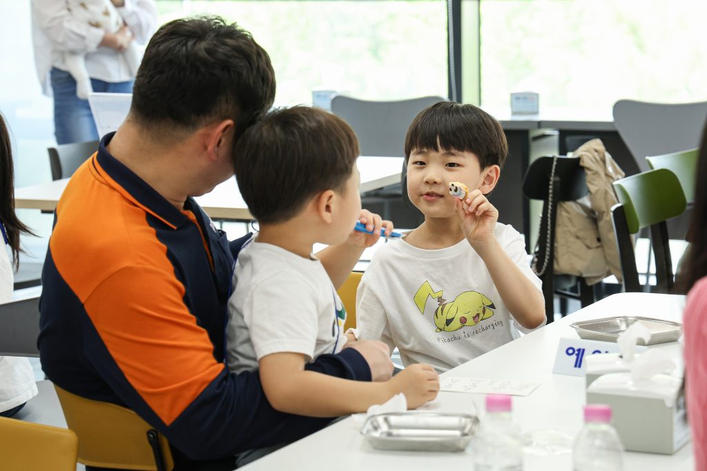 ▲ 행사에 참여한 아동이 아빠와 함께 쿠키를 만들고 있다.