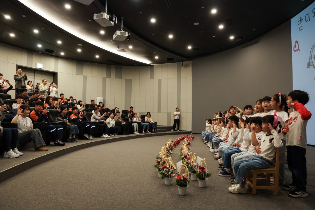 ▲ 아이들이 부모를 위해 준비한 감사의 노래를 부르고 있다.