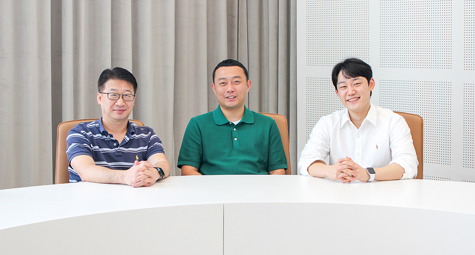 앰버로드의 창업 멤버들이 정면을 바라보며 앉아 있다. 순서대로 김영길 CTO, 임언호 CEO, 박도겸 COO.