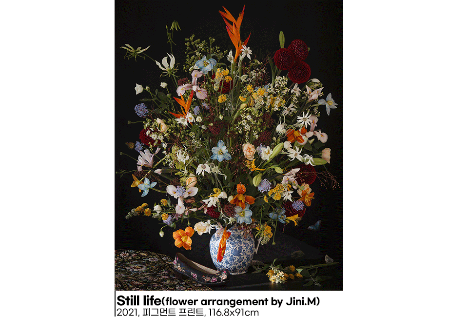 첫 번째는 김시종 작가의 <Still life(flower arrangement by Jini.M)>, 2021, 피그먼트 프린트, 116.8x91cm. 두 번째는 김시종 작가의 <Roses from 1890>, 2024, 피그먼트 프린트, 91x70cm.