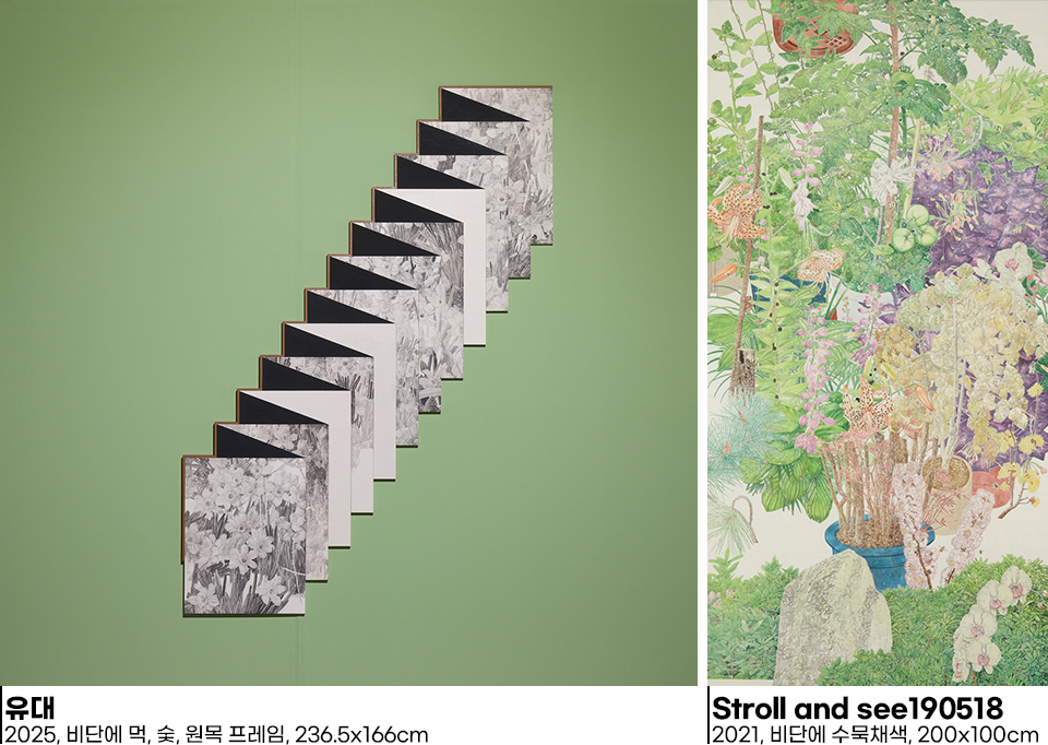 첫 번째는 진민욱 작가의 <유대>, 2025, 비단에 먹, 숯, 원목 프레임, 236.5x166cm. 두 번째는 진민욱 작가의 <Stroll and see190518>, 2021, 비단에 수묵채색, 200x100cm.