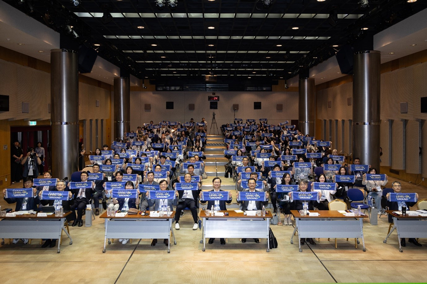▲6월 2일 포스코센터에서 열린 2025년 1학기 포스코그룹 지속가능 레벨업그라운드에서 참가자들이 행사 슬로건 타월을 들고 단체사진을 촬영하고 있다.