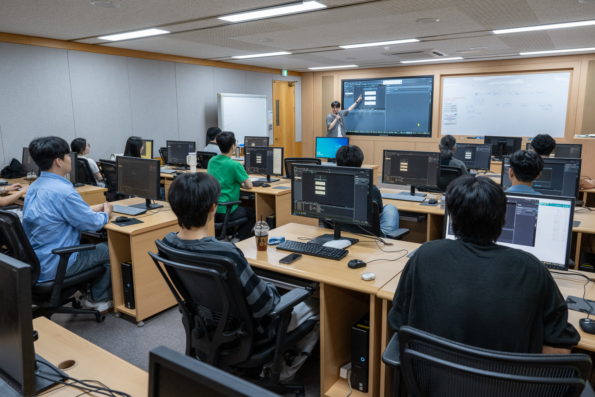 ▲광양제철소가 직원들을 대상으로 RPA(사무자동화)교육을 진행하고 있는 모습이다. 임두호 프로가 스크린 앞에서 교육을 진행하고 있다.