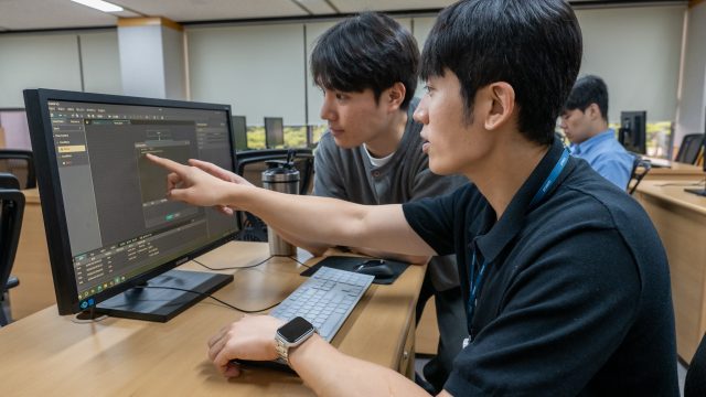 ▲광양제철소가 직원들을 대상으로 RPA(사무자동화)교육을 진행하고 있다. 직원들이 모니터에 손짓을 하며 집중하고 있다.