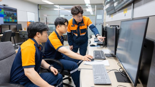 ▲최우수상을 수상한 센서 냉각용 질소 사용량 저감. 사진은 광양제철소 연주정비섹션 직원들이 센서에 투입되는 질소 사용량을 실시간으로 모니터링하고 있는 모습.