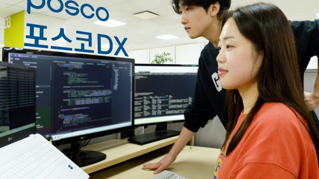 ▲포스코DX의 개발자 직원들이 AI 개발도구를 활용해 개발 업무를 수행하고 있다. 남녀 두명이 컴퓨터 화면을 바라보고 있다.
