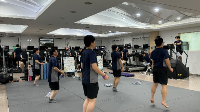 ▲포스코 포항제철소 임직원들이 8주 운동프로그램에 참여해 준비 운동을 하고 있다.