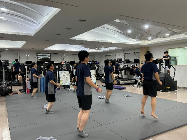 ▲포스코 포항제철소 임직원들이 8주 운동프로그램에 참여해 준비 운동을 하고 있다.