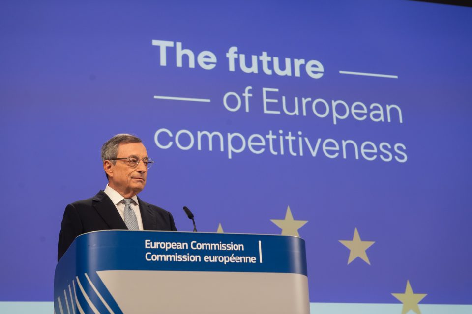 ▲ ‘EU 경쟁력 미래 보고서’를 발표한 마리오 드라기(Mario Draghi) 전 유럽중앙은행(ECB) 총재 모습이다. 파란 스크린 배경에 The future of European competitiveness 라고 적혀있다. 