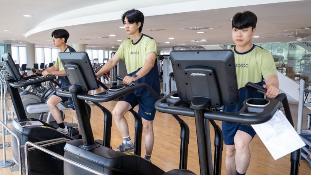 ▲포스코 어울림체육관 피트니스센터 대대적 리뉴얼에 나섰다. 기구를 사용하고 있는 임직원들 모습.