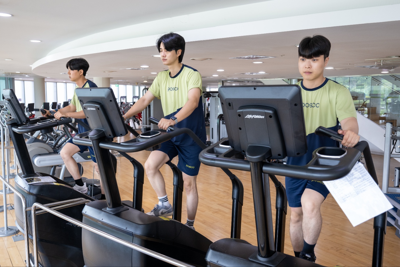 ▲포스코 어울림체육관 피트니스센터 대대적 리뉴얼에 나섰다. 기구를 사용하고 있는 임직원들 모습.