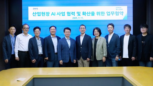 ▲심민석 포스코DX 사장(왼쪽에서 다섯번째)과 함기호 AWS코리아 대표(왼쪽에서 여섯번째)를 비롯한 회사 관계자들이 산업현장 AI 사업 협력 및 확산을 위한 업무협약을 체결하고 기념촬영을 하고 있다.