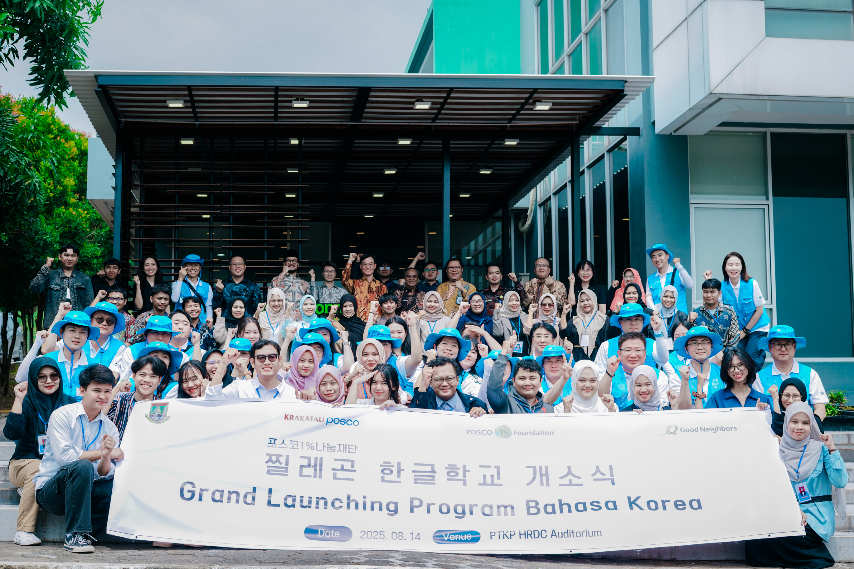 ▲포스코그룹 임직원들이 한글학교 교육생들과 함께 한글학교 개소를 축하하고 있다