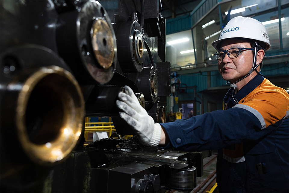 2025년 포스코명장으로 선발된 신재석 명장이 압연 설비를 점검하고 있다