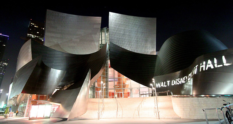 미국 LA 월드 디즈니 콘서트홀 전경이 담긴 밤 사진