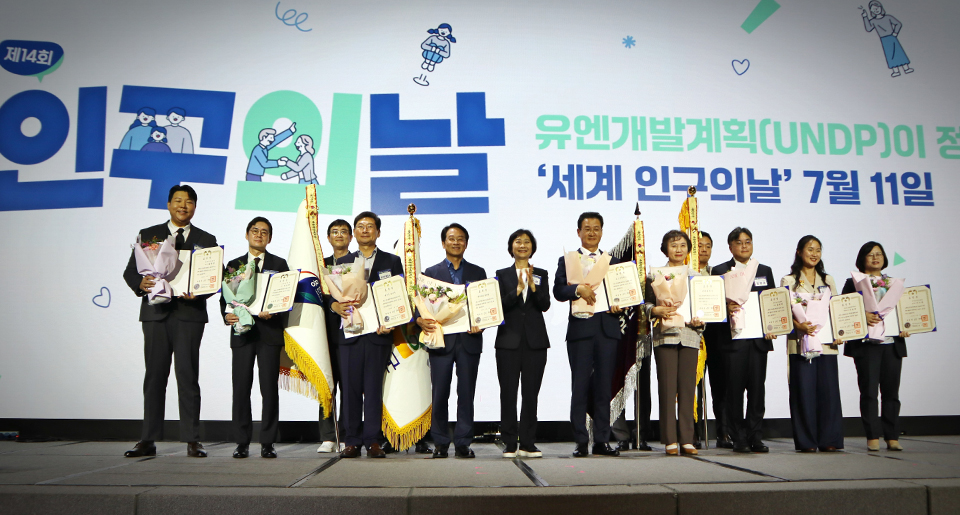 (사진1장) 제 14회 인구의 날 기념행사에서 일가정 양립 실천공로로 대통령 표창을 수상하고 찍은 포스코휴먼스 단체사진