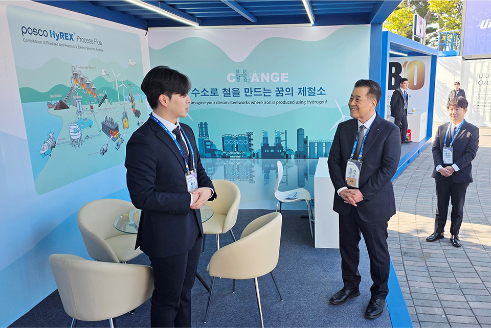 홍보부스에서 관람객을 안내하는 직원을 격려하는 장인화 회장