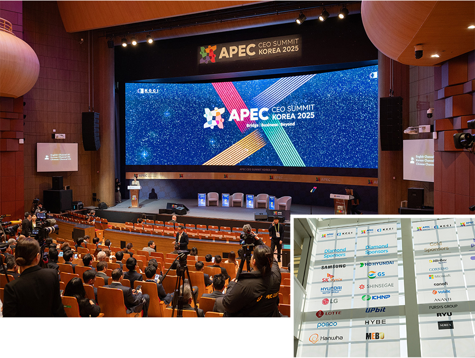APEC CEO 서밋 행사장 내부 개회식 장소의 전경. 큰 스크린에 APEC CEO 을 알리는 소개영상이 상영되고 관람객들이 자리에 앉아있다. 그 아래는 APEC CEO 서밋에 참가한 기업들의 플랜카드 사진. 
