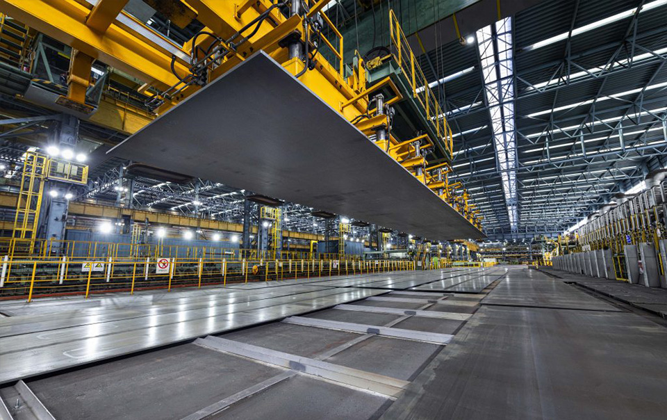 진공흡착식 크레인으로 이송되고 있는 고망간강