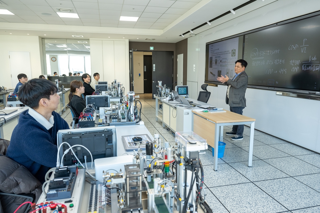 ▲ 지난 6일, 포스코인재창조원 광양캠퍼스에서 광양제철소 신입 엔지니어들이 기계도면 수업에 참여하고 있다.