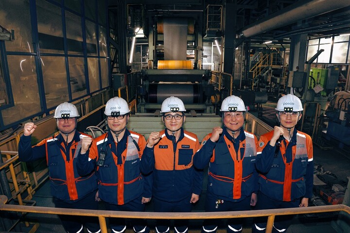 ▲포항제철소 ‘예지정비’ 중심 설비관리 기술 개발에 힘쓴 직원들의 모습.