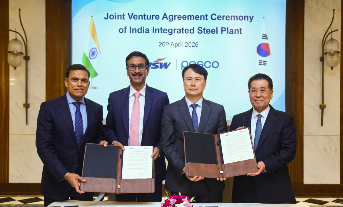 JSW와 포스코(posco)의 인도 일관제철소 합작 투자 계약 체결식(Joint Venture Agreement Ceremony of India Integrated Steel Plant) 기념 사진이다. 배경 화면에는 인도 국기와 대한민국 국기, 양사 로고, '20th April 2026' 날짜가 표시되어 있다. 정장을 입은 네 명의 관계자가 미소를 지으며 서명된 두 개의 합작 계약서 폴더를 나누어 들고 포즈를 취하고 있다.