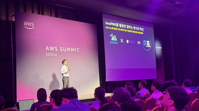 ▲ AWS Summit Seoul 2026에서 조현영 광양제철소 EIC기술부 리더가 AI기반 이상예지 시스템 ‘InnoPIMS’를 선보이고 있다.