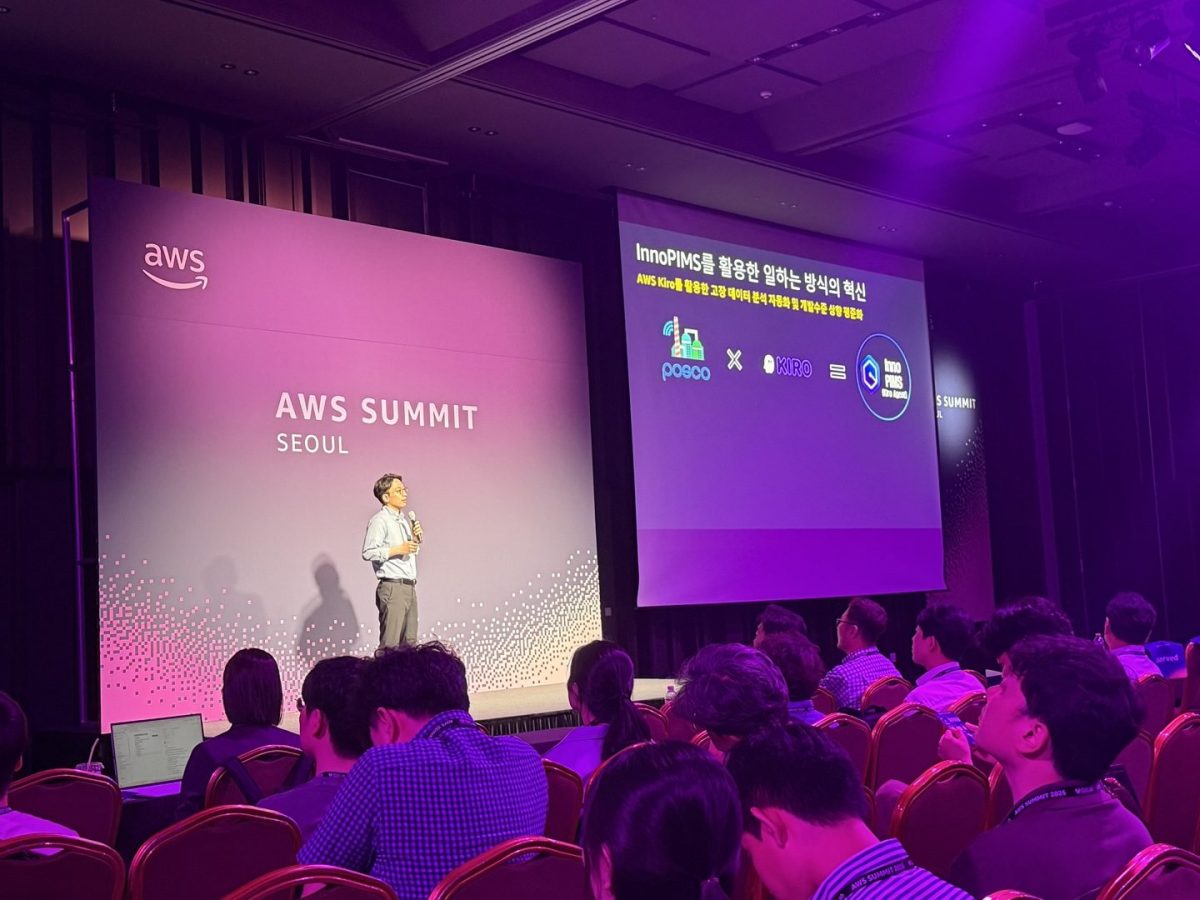 ▲ AWS Summit Seoul 2026에서 조현영 광양제철소 EIC기술부 리더가 AI기반 이상예지 시스템 ‘InnoPIMS’를 선보이고 있다.