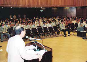 1988년 포항제철 우리사주조합 결성 총회 모습이다. 조합장이 발언 하고 있다. 