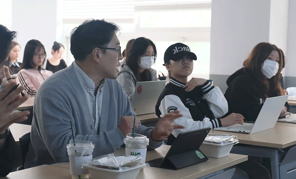 'POSCO SEED' 프로젝트의 생생한 순간이 담긴 이미지 컷 4장을 엮은 움짤. 첫 번째 컷 : 멘토가 학생들을 지도하는 컷. 두 번째 컷 : 멘토와 학생들이 프로그램을 수강하는 모습. 세 번째 컷 : 학생들이 노트북을 켜고 서로 프로그램에 대해 회의하는 모습. 네 번째 컷 : 멘토와 교수, 학생들이 함께 프로젝트 아이디어 회의를 하는 모습.